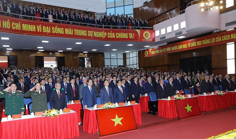 Foto: Ceremonia de saludo a la bandera nacional en la inauguración de la XIX Asamblea del Comité del PCV en la provincia de Thanh Hoa.