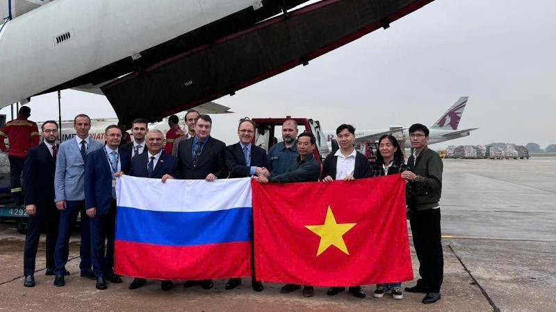 El embajador de Rusia en Vietnam, Gennady Bezdetko, entrega la asistencia humanitaria al representante del Departamento de Gestión de Diques y Prevención y Control de Desastres Naturales. (Foto: Embajada de Rusia en Vietnam)
