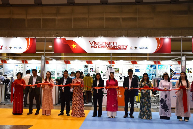 Ceremonia de inauguración del stand de las empresas textiles y de confección vietnamitas. (Foto: VNA)