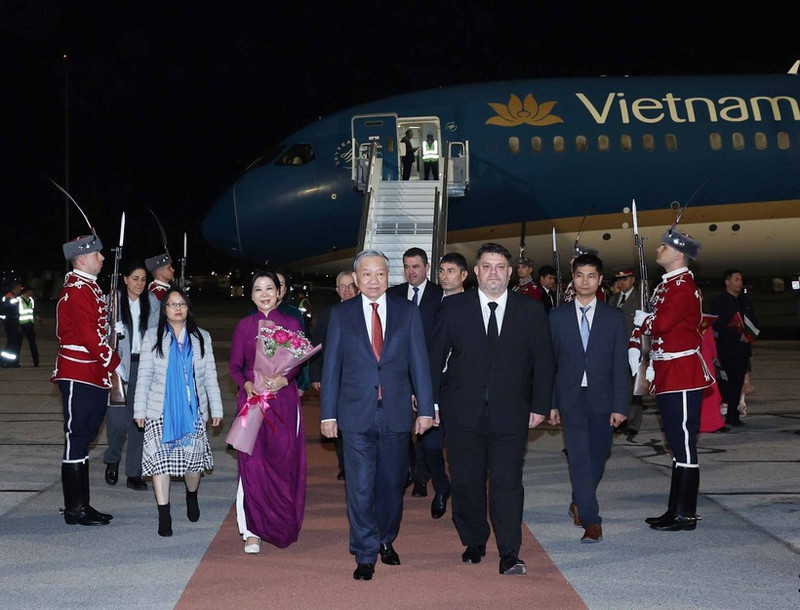 Ceremonia de bienvenida al secretario general del PCV, To Lam, y su esposa en el Aeropuerto Internacional de Sofía. (Foto: VNA)
