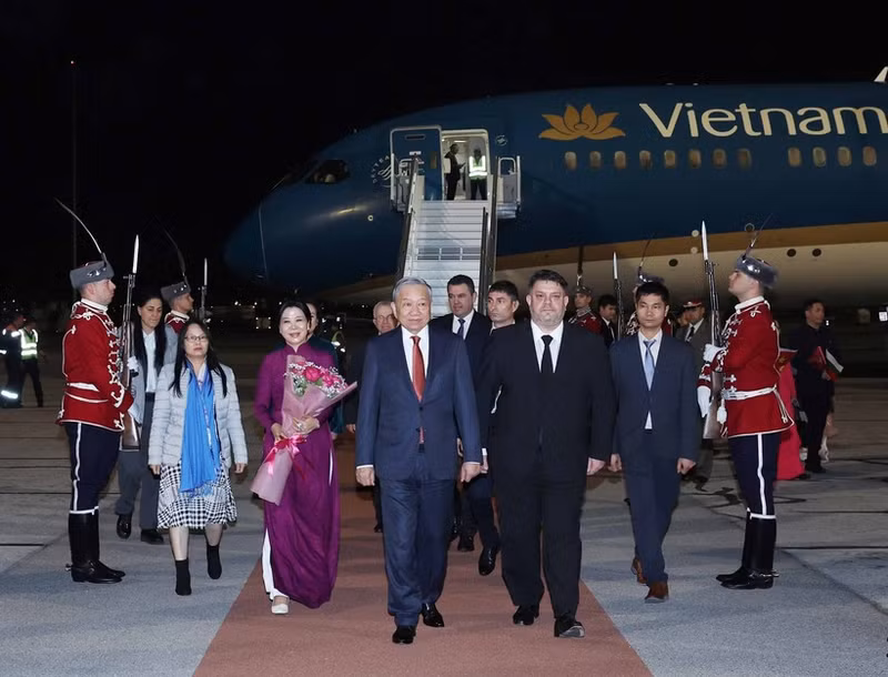 Ceremonia de bienvenida al secretario general del PCV, To Lam, y su esposa en el Aeropuerto Internacional de Sofía. (Foto: VNA)