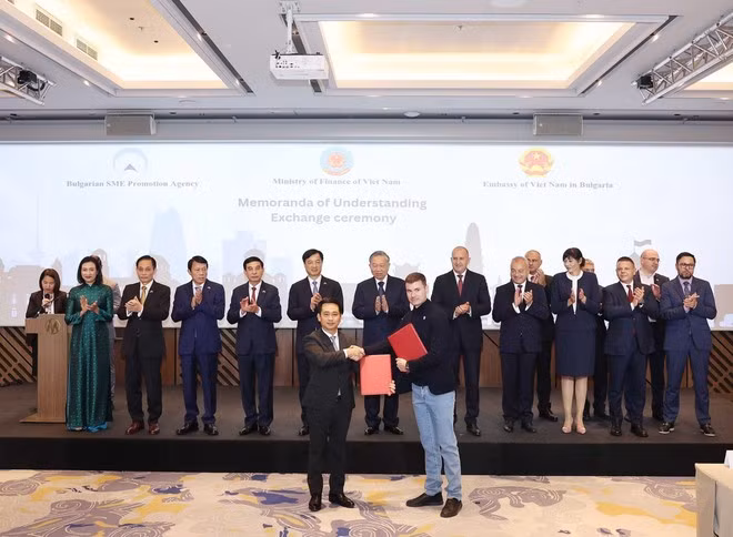 El secretario general del Partido Comunista de Vietnam, To Lam, y el presidente de Bulgaria, Rumen Radev, asisten al Foro Empresarial Vietnam-Bulgaria. (Foto: VNA)