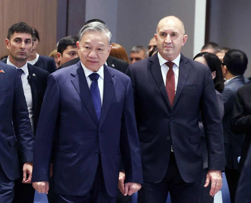 El secretario general del Partido Comunista de Vietnam, To Lam, y el presidente de Bulgaria, Rumen Radev, asisten al Foro Empresarial Vietnam-Bulgaria. (Foto: VNA)