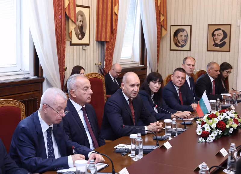 El presidente Rumen Radev y la delegación búlgara en las conversaciones oficiales con el secretario general del PCV, To Lam. (Foto: Thong Nhat/VNA)