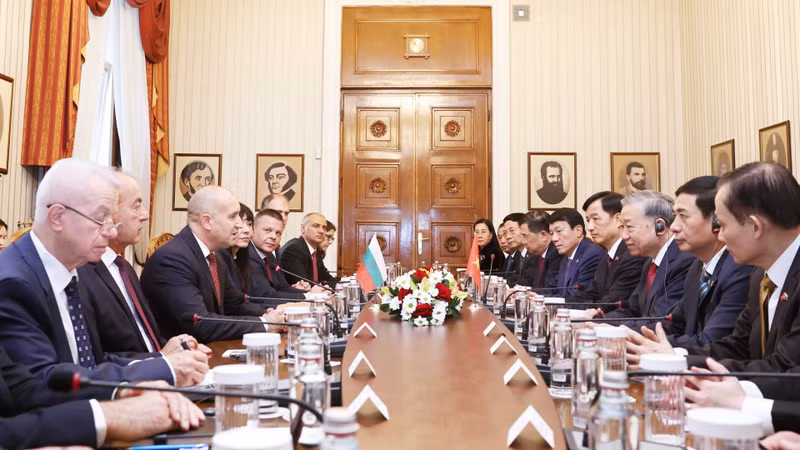 El secretario general del PCV, To Lam, y el presidente de Bulgaria, Rumen Radev, durante las conversaciones. (Foto: Thong Nhat/VNA)