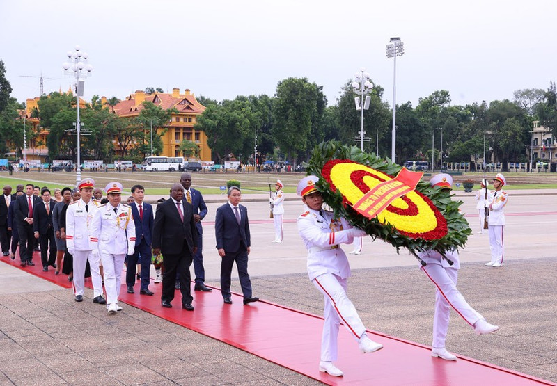 El presidente de Sudáfrica, Matamela Cyril Ramaphosa, y su delegación rinden homenaje al Presidente Ho Chi Minh en su Mausoleo en Hanói. (Foto: VNA)