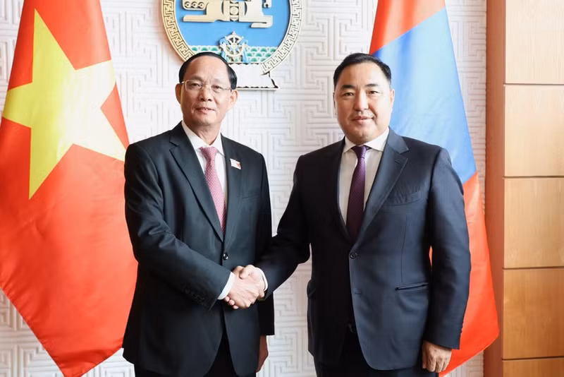 El vicepresidente de la Asamblea Nacional de Vietnam, Tran Quang Phuong, y su homólogo de Mongolia Bukhchuluun Purevdorj. (Foto: VNA)