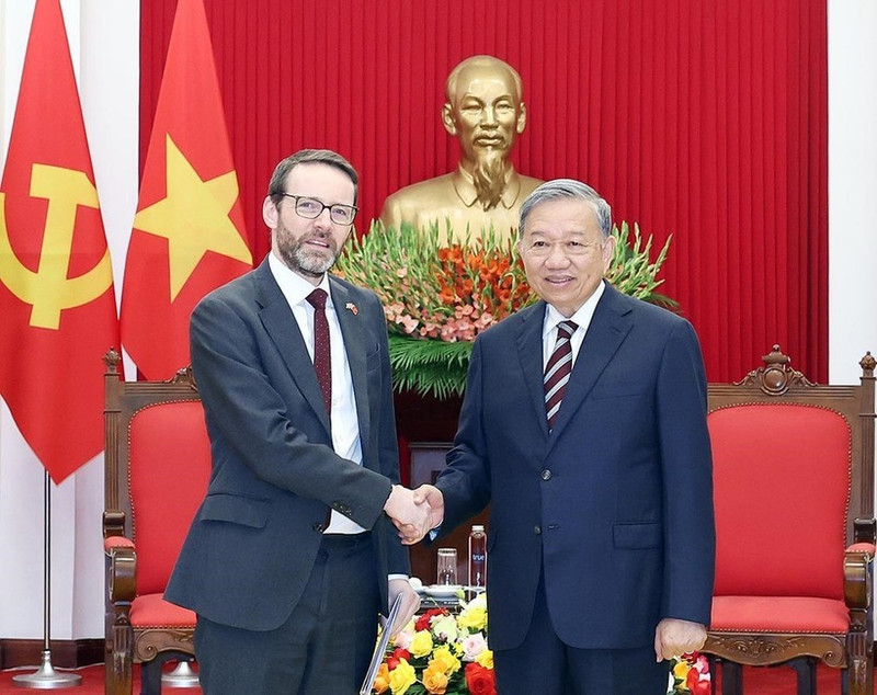 El secretario general del Partido Comunista de Vietnam (PCV), To Lam, recibe al embajador de Reino Unido en el país, Iain Frew, el 17 de octubre. (Foto: VNA)