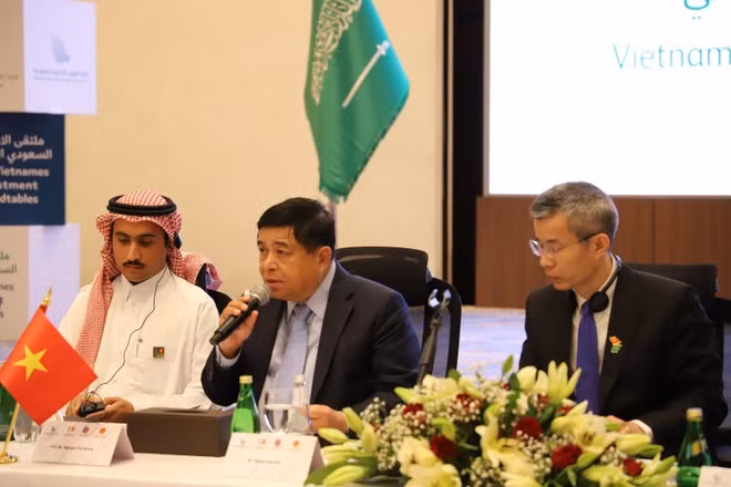 El viceprimer ministro Nguyen Chi Dung (en el centro) preside el simposio de inversiones Vietnam-Arabia Saudita. (Foto: VNA)