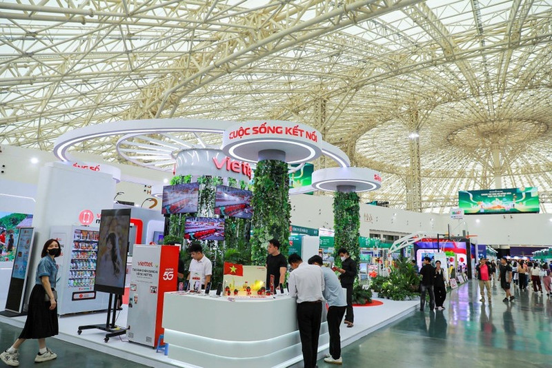 Los stands en el espacio “Marca Nacional de Vietnam” atrajeron la atención de muchas personas y turistas. (Foto: VNA)