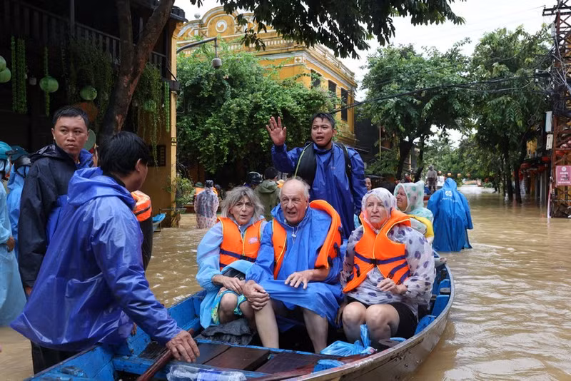 Rescatistas ayudan a turistas extranjeros a trasladarse a un lugar más seguro en Da Nang el 28 de octubre de 2025. (Foto: VNA)