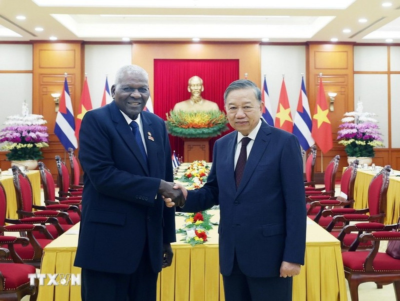 El secretario general del Partido Comunistad de Vietnam, To Lam, recibe al presidente de la Asamblea Nacional del Poder Popular y del Consejo de Estado de Cuba, Esteban Lazo Hernández. (Foto: VNA)