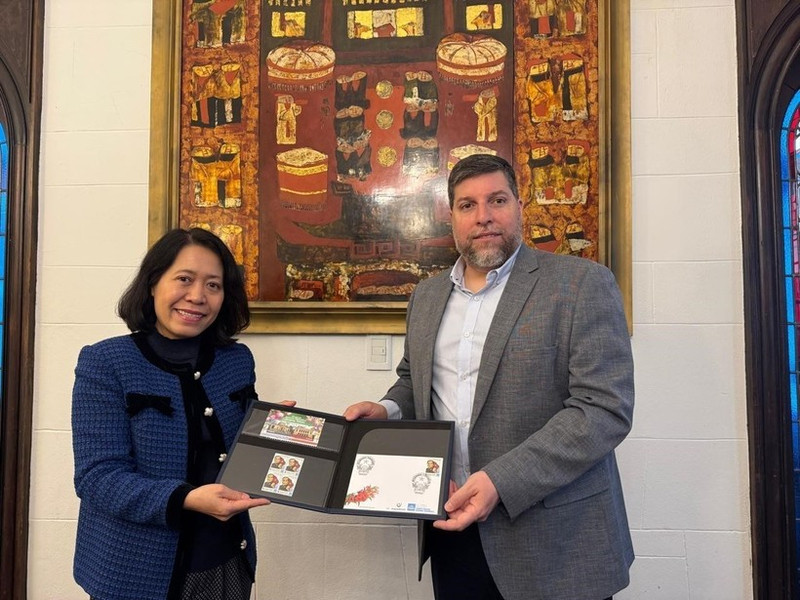El diputado Víctor Aldaya entrega a la embajadora de Vietnam en Aregentina, Ngo Minh Nguyet, un juego de sellos emitidos por Correos del Uruguay en diciembre de 2013, en conmemoración del 20º aniversario de las relaciones diplomáticas entre Vietnam y Uruguay, con el retrato del General Vo Nguyen Giap. (Foto: VNA)