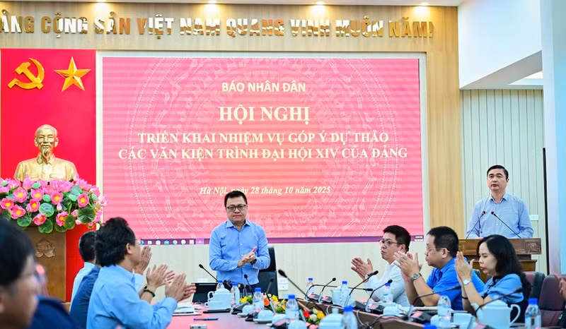 Le Quoc Minh, miembro del Comité Central del PCV, presidente–editor del periódico Nhan Dan, subjefe de la Comisión de Propaganda y Movilización de Masas del Comité Central del PCV y presidente de la Asociación de Periodistas de Vietnam, preside el evento. 