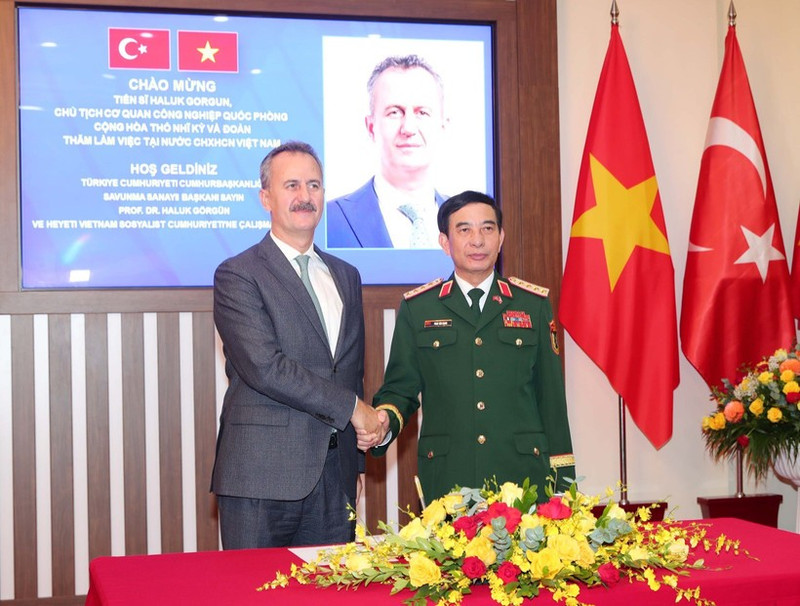 El ministro de Defensa de Vietnam, general Phan Van Giang y Haluk Gorgun, presidente de la Agencia de la Industria de Defensa de Turquía. (Foto: VNA)