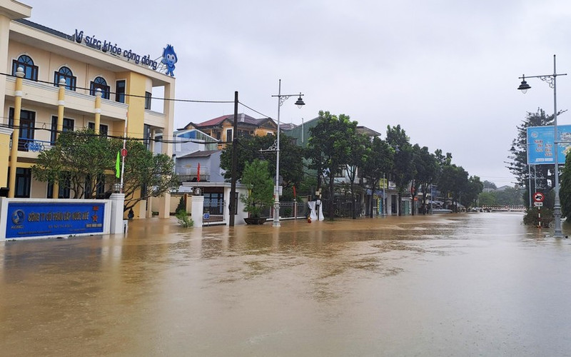 La zona que conduce al puente Cau Lon en la calle de Bui Thi Xuan, barrio de Thuan Hoa, ciudad de Hue todavía está profundamente inundada en la mañana del 28 de octubre. (Foto: VNA)