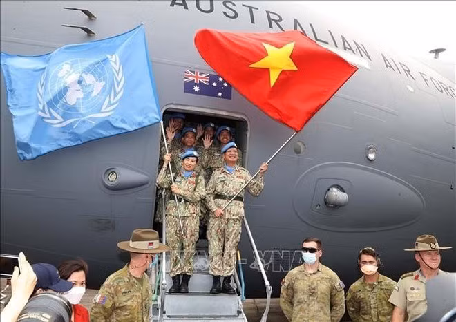 Las fuerzas de paz vietnamitas de la ONU se preparan para partir hacia las misiones. (Foto: VNA)