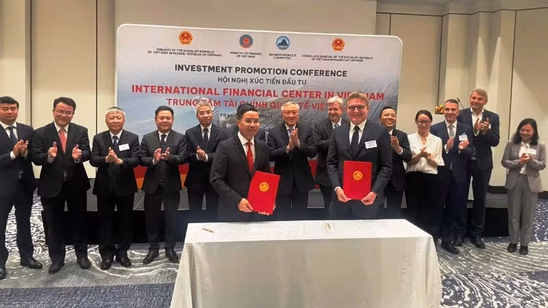 En el acto de firma. 