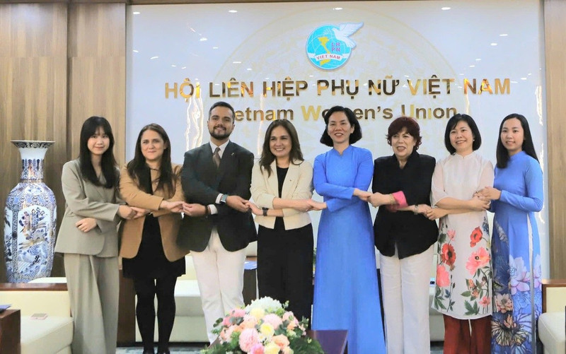 La vicepresidenta de la Unión de Mujeres de Vietnam, Nguyen Thi Minh Huong (cuarta desde la derecha), da la bienvenida a la delegación chilena. (Foto: phunuvietnam.vn)