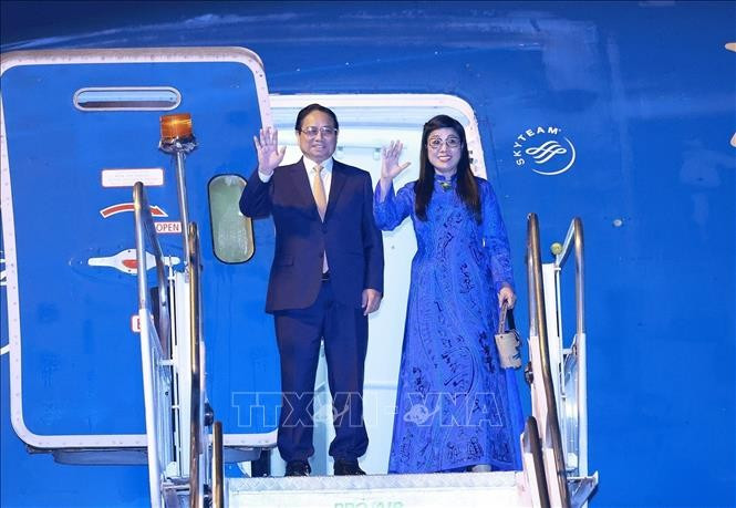 El primer ministro Pham Minh Chinh y su esposa Le Thi Bich Tran en la base aérea militar de Galeão, Río de Janeiro, Brasil.. (Foto: VNA)