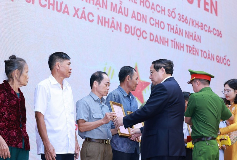 El primer ministro Pham Minh Chinh entrega la notificación de los resultados del examen de ADN a los familiares de los mártires. (Foto: VNA)