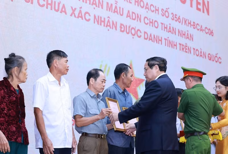 El primer ministro Pham Minh Chinh entrega la notificación de los resultados del examen de ADN a los familiares de los mártires. (Foto: VNA)