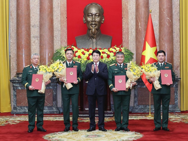 El presidente Luong Cuong entrega las decisiones a los viceministros de Defensa Nguyen Hong Thai, Nguyen Van Hien, Nguyen Truong Thang, y el subjefe del Estado Mayor General del EPV, Nguyen Quang Ngoc. (Foto: VNA)