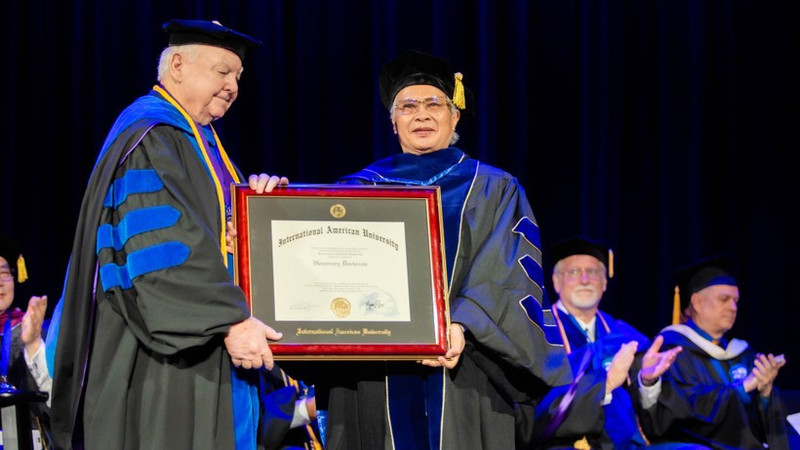 El doctor Nguyen Xuan Lam recibe el título de Profesor Honorario de la Universidad Internacional Americana. 