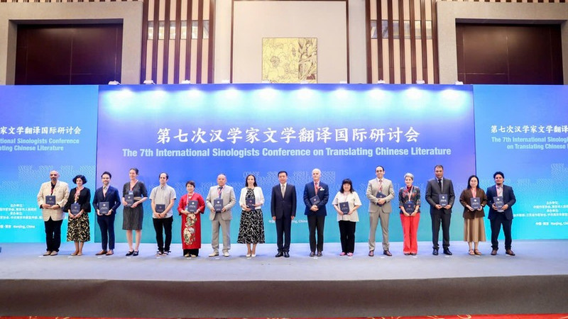 Traductores homenajeados en el seminario. (Foto: Chibooks)