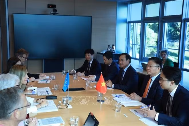 En la reunión entre el viceprimer ministro Le Thanh Long y la secretaria general de la Organización Meteorológica Mundial (OMM), Celeste Saulo. (Foto: VNA)