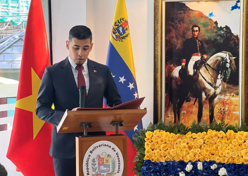 El embajador de Venezuela en Vietnam, Juan Carlos Fernandes Juárez, habla en el acto. (Foto: Embajada de Venezuela en Vietnam)
