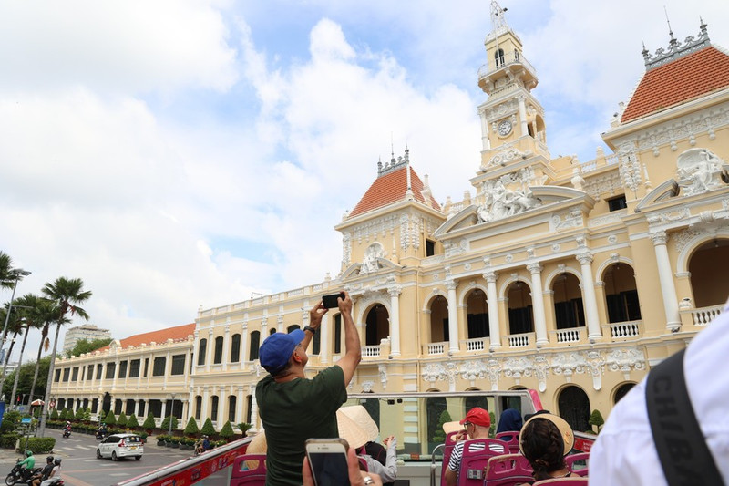 Turistas internacionales exploran el centro de Ciudad Ho Chi Minh a bordo de un autobús de dos pisos. (Foto: VNA)