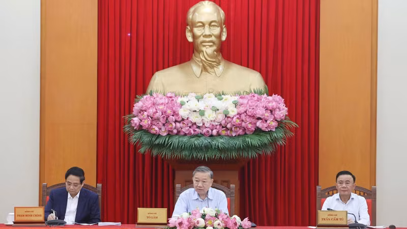 El secretario general del PCV, To Lam, preside la reunión. (Foto: Thong Nhat/VNA)