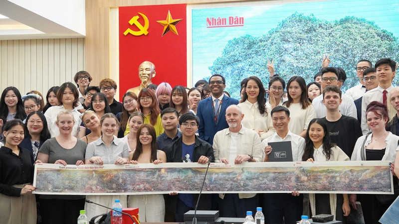 Los estudiantes se toman fotos de recuerdo con el suplemento sobre la Campaña de Dien Bien Phu. (Foto: Swinburne Vietnam)