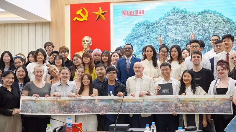 Los estudiantes se toman fotos de recuerdo con el suplemento sobre la Campaña de Dien Bien Phu. (Foto: Swinburne Vietnam)