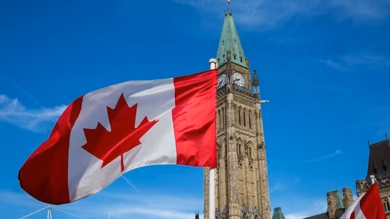 La bandera canadiense ondea en la Colina del Parlamento en Ottawa. (Foto: Gobierno de Canadá)