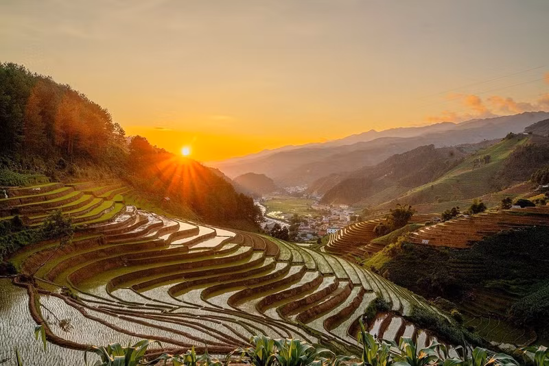 Campos en terrazas por la tarde en la comuna de Mu Cang Chai, provincia de Lao Cai. (Foto: VNA)