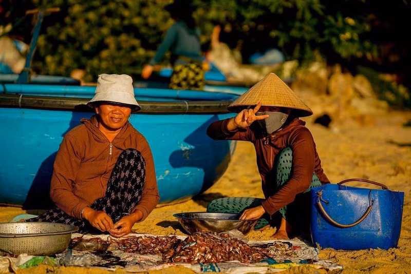 Las personas del pueblo pesquero son amigables y dispuestas a compartir historias y experiencias sobre la vida en el mar. (Foto: VNA)