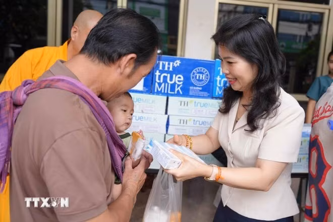 En un acto caritativo de la Embajada de Vietnam en Laos. (Foto: VNA)