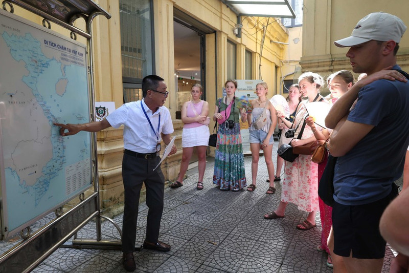 Visitantes extranjeros en el Museo de Escultura Cham de Da Nang. (Foto: VNA)