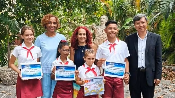 El embajador vietnamita en Cuba, Le Quang Long, y estudiantes galardonados. (Foto: VNA)