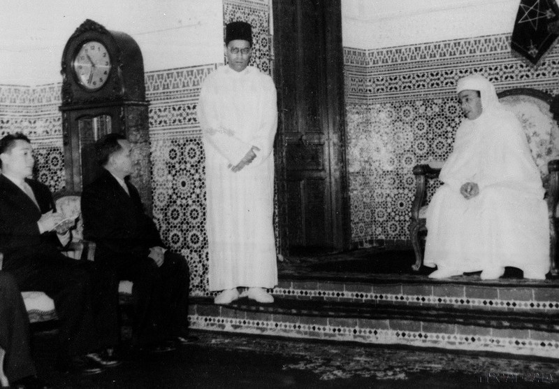 El rey Hassan II de Marruecos recibe a una delegación gubernamental de la República Democrática de Vietnam, encabezada por el ministro de Relaciones Exteriores, Ung Van Khiem. (Rabat, 24 de marzo de 1961). (Foto: VNA)