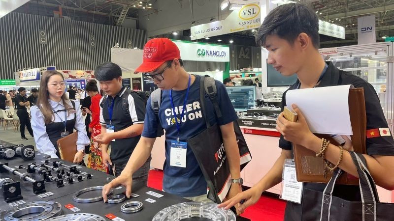 Una empresa presenta una mesa giratoria con base para robots en la Exposición MTA Vietnam 2025.