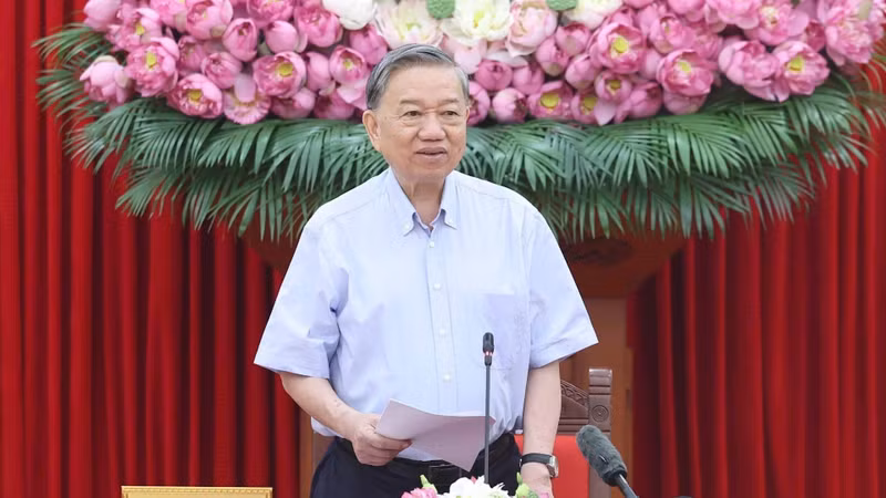 El secretario general del PCV, To Lam, preside la reunión. (Foto: Thong Nhat/VNA)