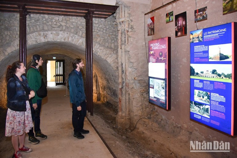 Los residentes de Provins aprecian imágenes de la Ciudadela Imperial de Thang Long y Co Loa. (Foto: KHAI HOAN)