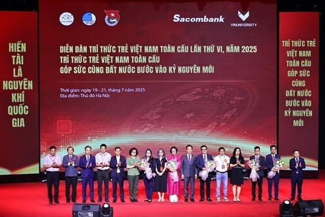 Presentan el Consejo Asesor y la Junta Directiva de los grupos de debate del VI Foro Global de Jóvenes Intelectuales Vietnamitas. (Foto: VNA)