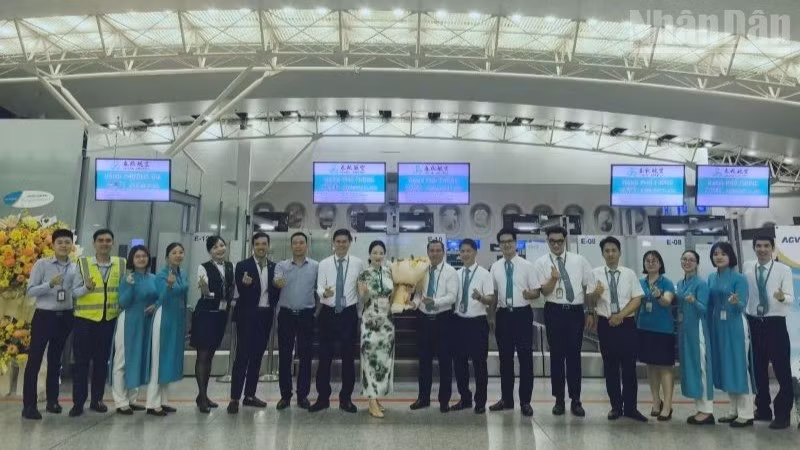 Bienvenida a dos rutas aéreas internacionales comerciales regulares de ida y vuelta entre Ningbo, Shanghái y Hanói.