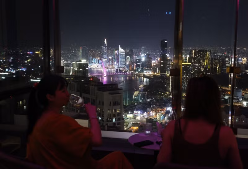 Clientes disfrutan del espacio The Club Lounge en Vinpearl Landmark 81, con vistas panorámicas del centro de Ciudad Ho Chi Minh de noche. (Foto: VNA)