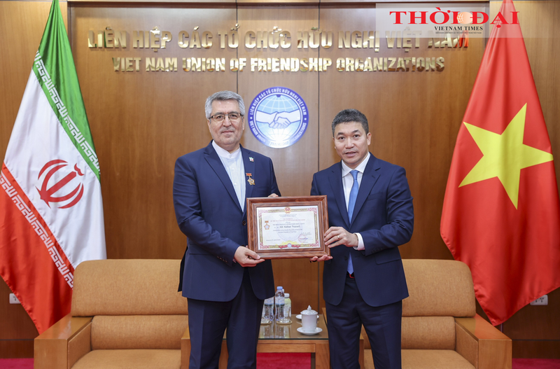 El presidente de la Unión de Organizaciones de Amistad de Vietnam, Phan Anh Son, entrega la medalla conmemorativa “Por la paz y la amistad entre los pueblos” al embajador de Irán en Vietnam, Ali Akbar Nazari. (Foto: thoidai.com.vn)