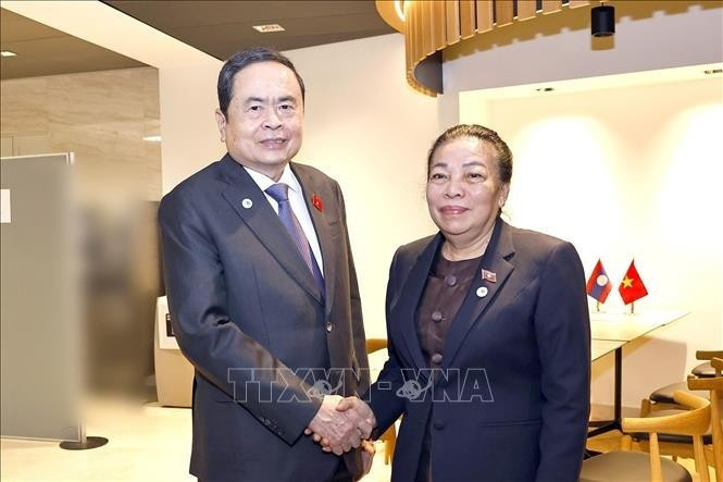 El titular de la Asamblea Nacional de Vietnam, Tran Thanh Man, se reunió con la vicepresidenta de la Asamblea Nacional de Laos, Sounthone Xayachack. (Foto: VNA)